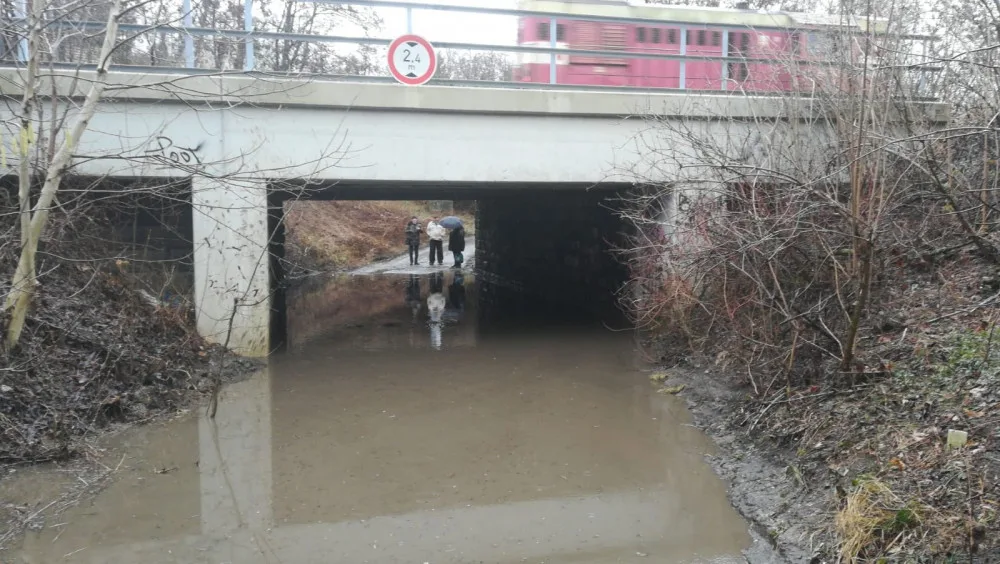 FOTO: Pražští hasiči odčerpávali vodu ze zatopeného prostoru pod mostem v Hloubětíně