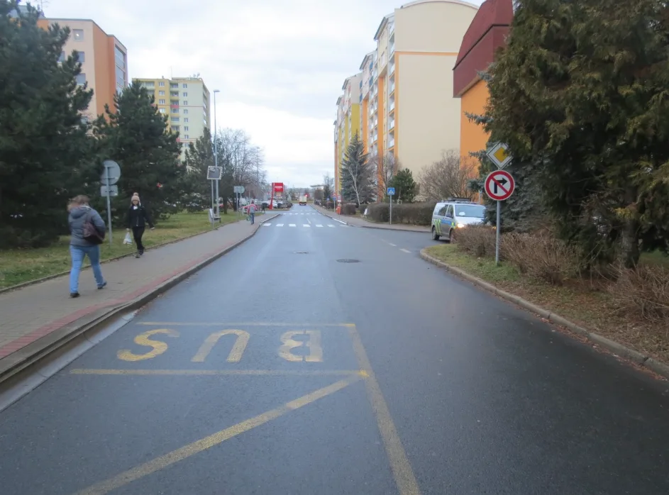 FOTO, VIDEO: Řidič srazil seniora, nechal ho ležet na silnici a ujel. Po viníkovi pátrá policie