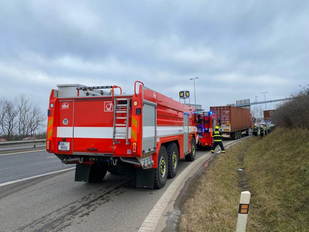 FOTO, VIDEO: Na Pražském okruhu dnes dopoledne zasahovali hasiči. Chladili brzdy kamionu