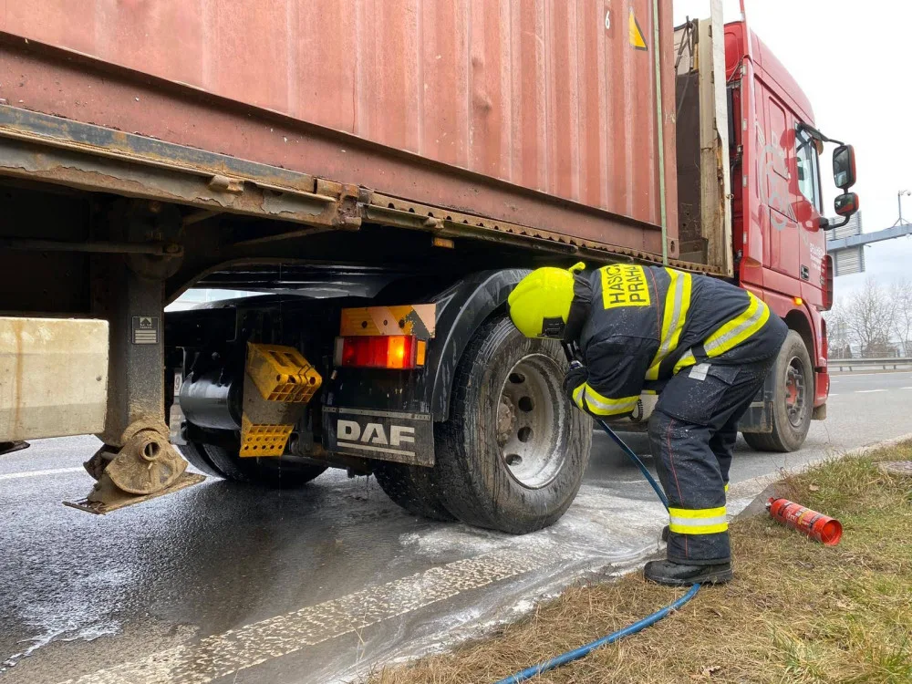 FOTO, VIDEO: Na Pražském okruhu dnes dopoledne zasahovali hasiči. Chladili brzdy kamionu