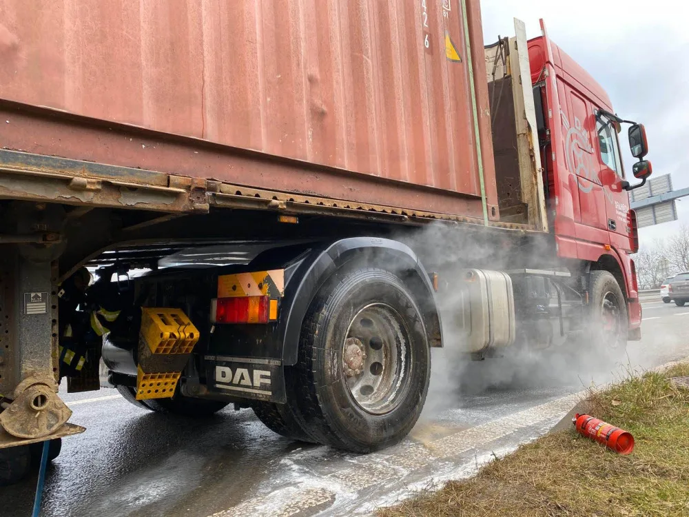 FOTO, VIDEO: Na Pražském okruhu dnes dopoledne zasahovali hasiči. Chladili brzdy kamionu
