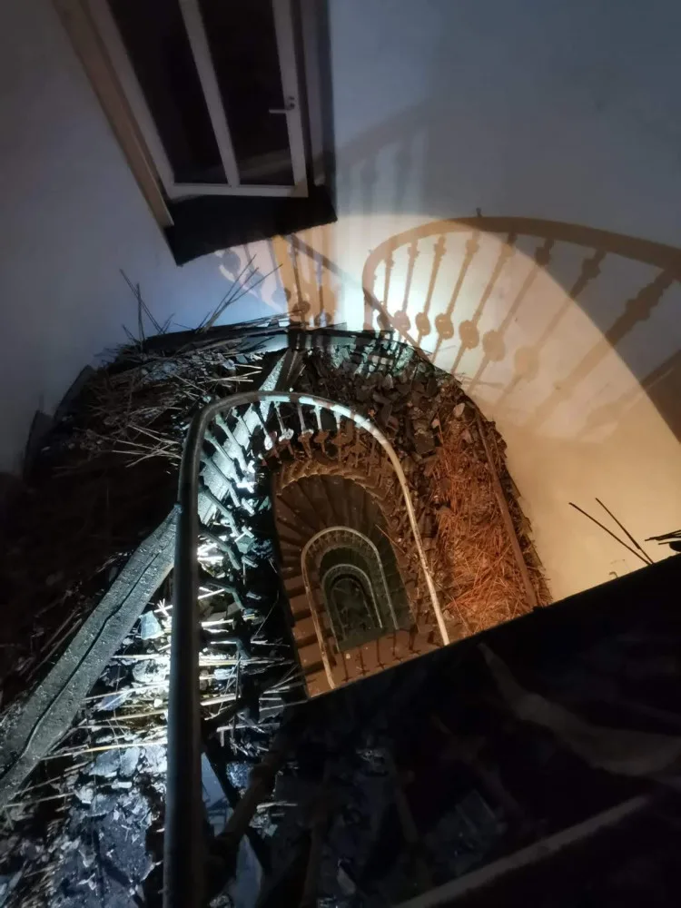 FOTO, VIDEO: V noci se na Žižkově propadla půda bytovky. Hasiči evakuovali čtrnáct lidí