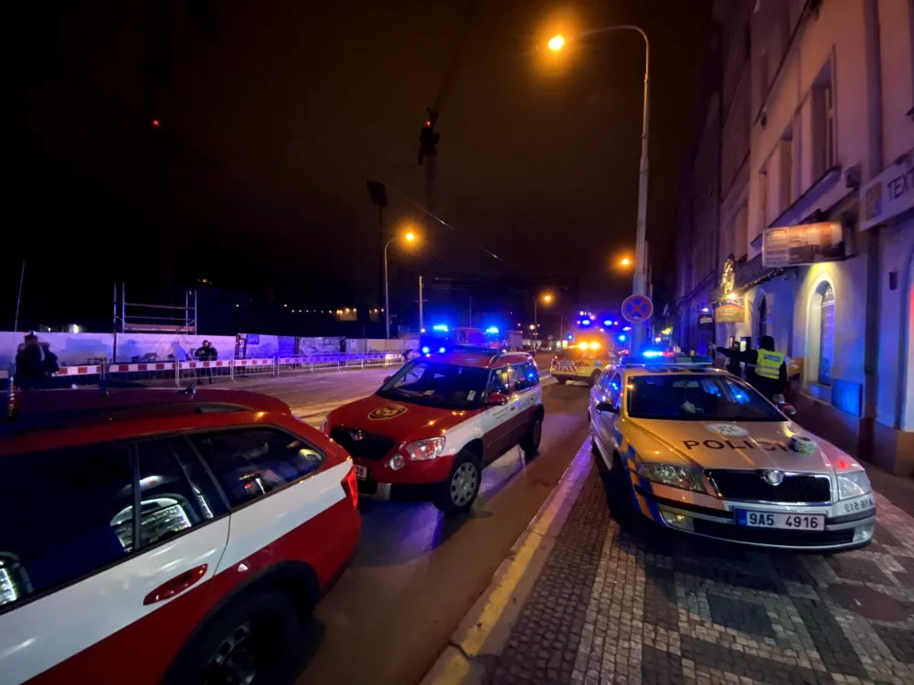 FOTO, VIDEO: V noci se na Žižkově propadla půda bytovky. Hasiči evakuovali čtrnáct lidí