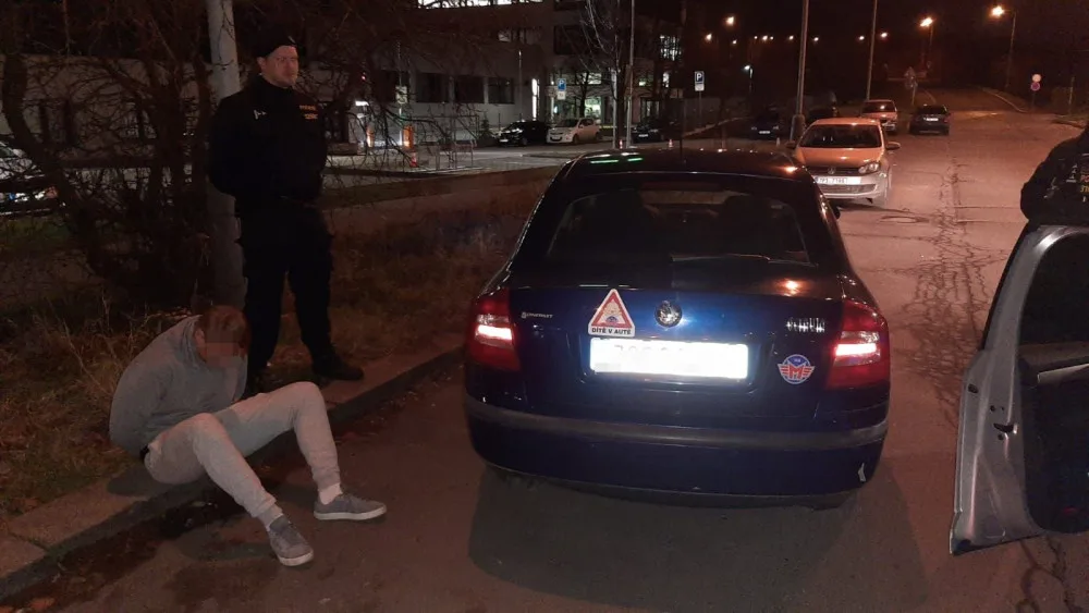 VIDEO: Muž ujížděl a utíkal policistům, padly i varovné výstřely. Teď mu hrozí dva roky za mřížemi