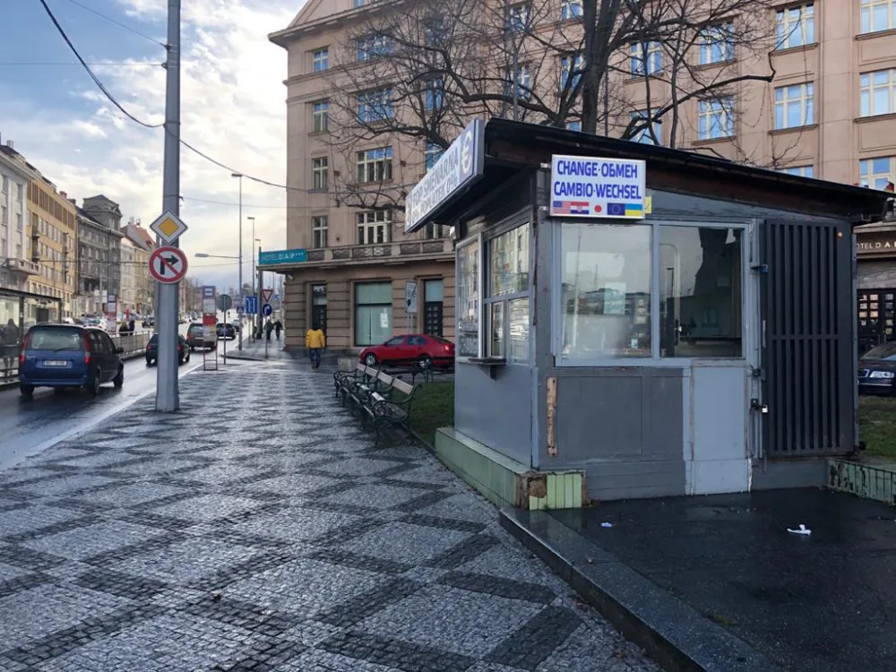 Z Vítězného náměstí zmizí nevzhledná směnárna. Vlastník na stánek nemá právo od roku 2013