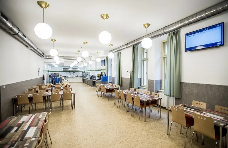 Oběd pod stovku, minutky i vegetariánské menu. Zrekonstruovaná menza ve Voršilské ulici se otevřela.