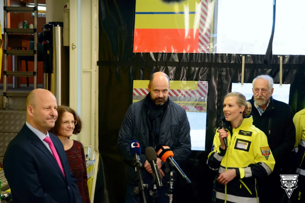 FOTO: Pražští záchranáři představili novinky ve vozovém parku. Silný tahač i evakuační vozidlo