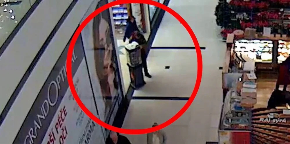 VIDEO: Muž odtáhl z prodejny stojan se zapalovači. Pátrá po něm policie