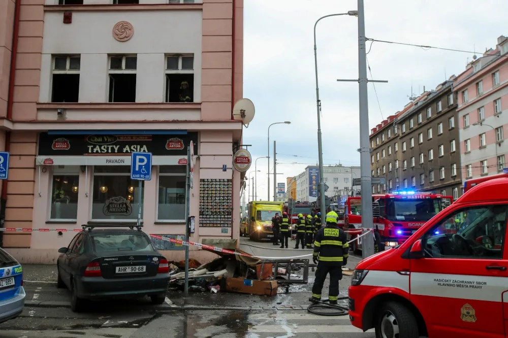 FOTO: Hasiči zachránili při požáru bytu dvacet osob, vznikla škoda za půl milionu