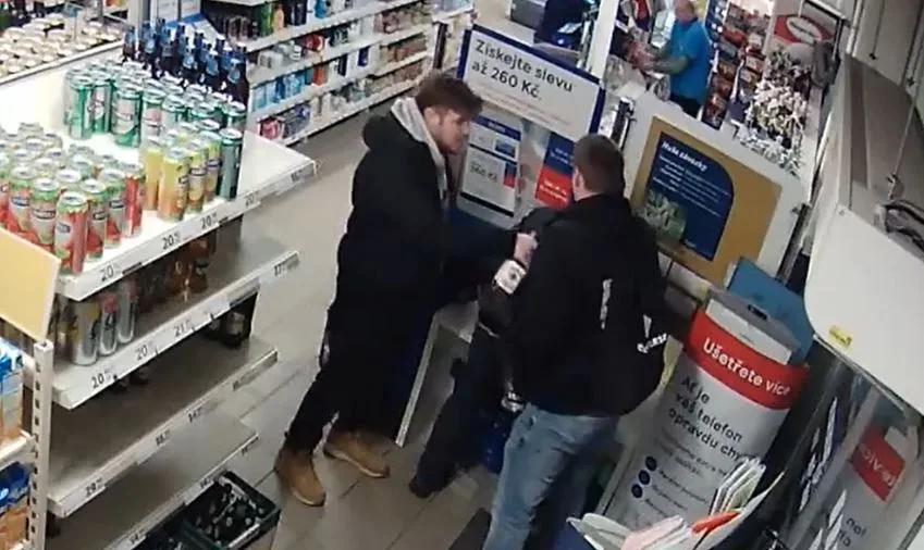 VIDEO: Dva agresoři zbili muže v obchodě na Pankráci, protože jim nekoupil flašku