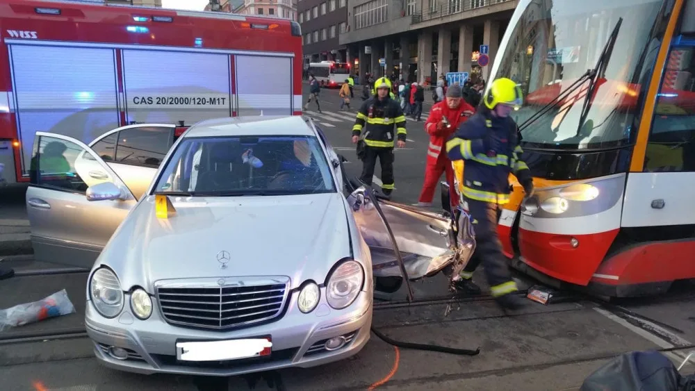 Dvě osoby musely být vyproštěny po střetu auta s tramvají na náměstí I. P. Pavlova
