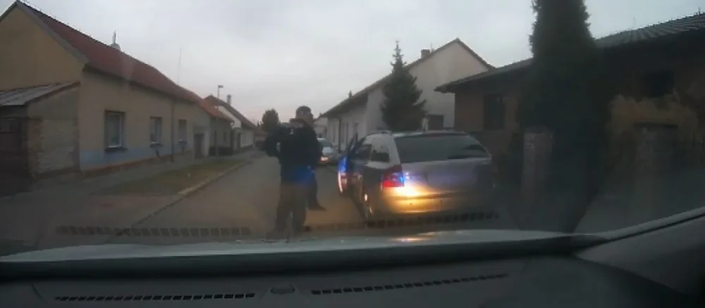 VIDEO: Muž pod vlivem pervitinu a marihuany se svým tříletým synem ujížděl policii