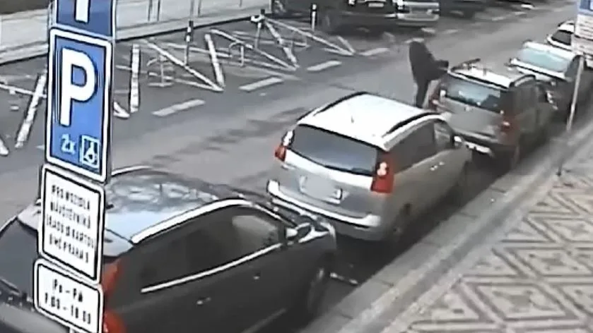 VIDEO: Policie pátrá po vandalovi, který na Smíchově poničil třináct aut