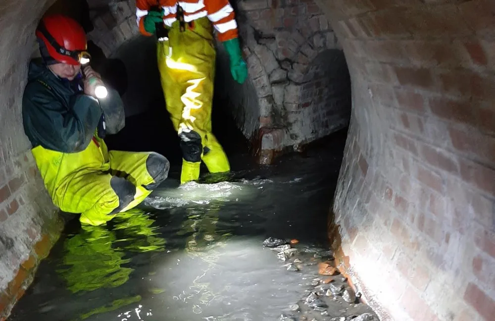 VIDEO: Muž uškrtil známého a tělo hodil do kanálu. Jeho rodině řekl, že odjel do ciziny