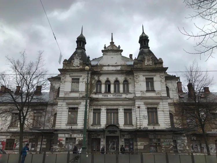 FOTO: Nádraží Vyšehrad je kulturní památkou, přesto dál chátrá. Jaká je jeho budoucnost?