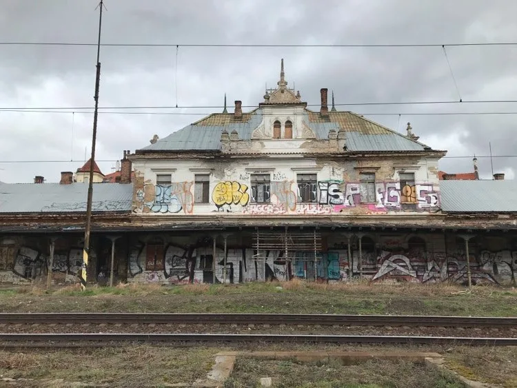 FOTO: Nádraží Vyšehrad je kulturní památkou, přesto dál chátrá. Jaká je jeho budoucnost?