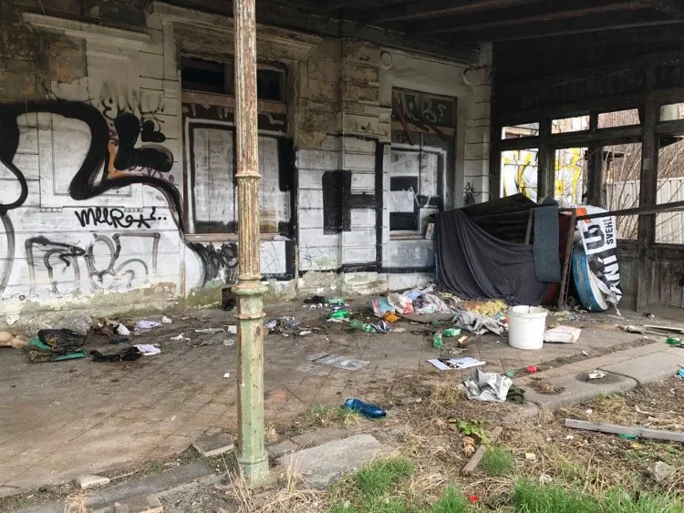 FOTO: Nádraží Vyšehrad je kulturní památkou, přesto dál chátrá. Jaká je jeho budoucnost?