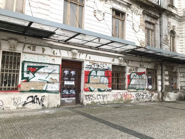 FOTO: Nádraží Vyšehrad je kulturní památkou, přesto dál chátrá. Jaká je jeho budoucnost?