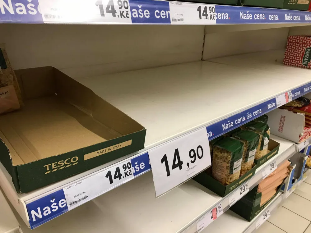 FOTO: Lidé vykupují trvanlivé potraviny. Praha možná omezí množství potravin na člověka