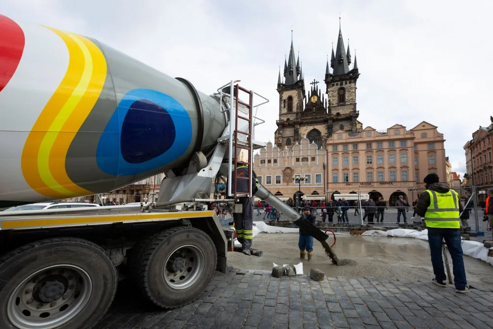Archeologický průzkum na Staromáku je u konce. Mariánský sloup má zelenou