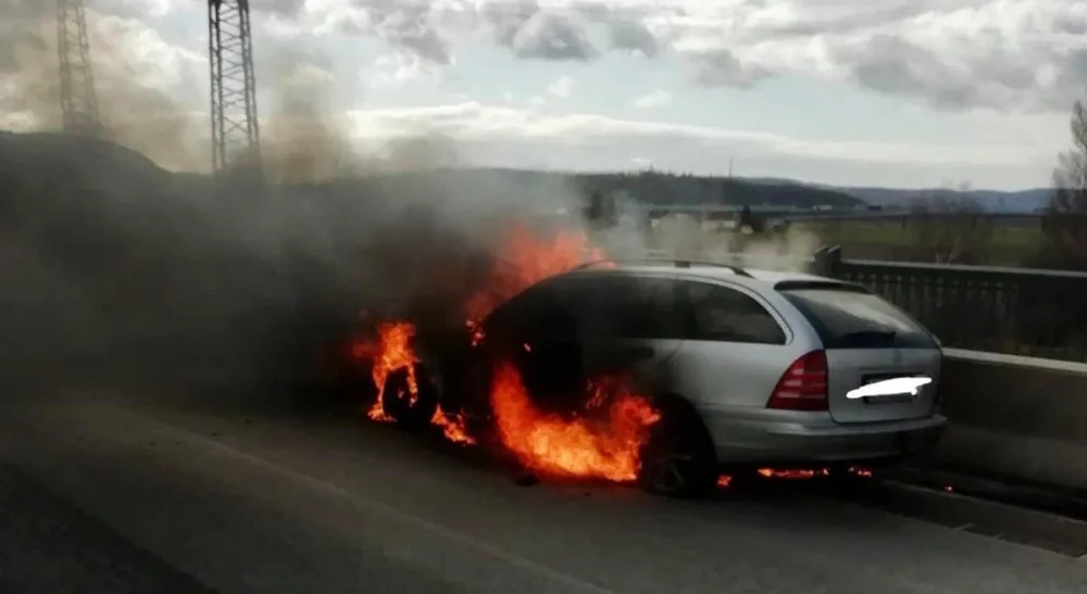 V Praze 5 hořelo auto. Požár blokoval provoz ve Strakonické ulici