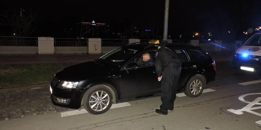 Ulice hlavního města křižoval taxikář bez oprávnění. Musím živit rodinu, hájil se.