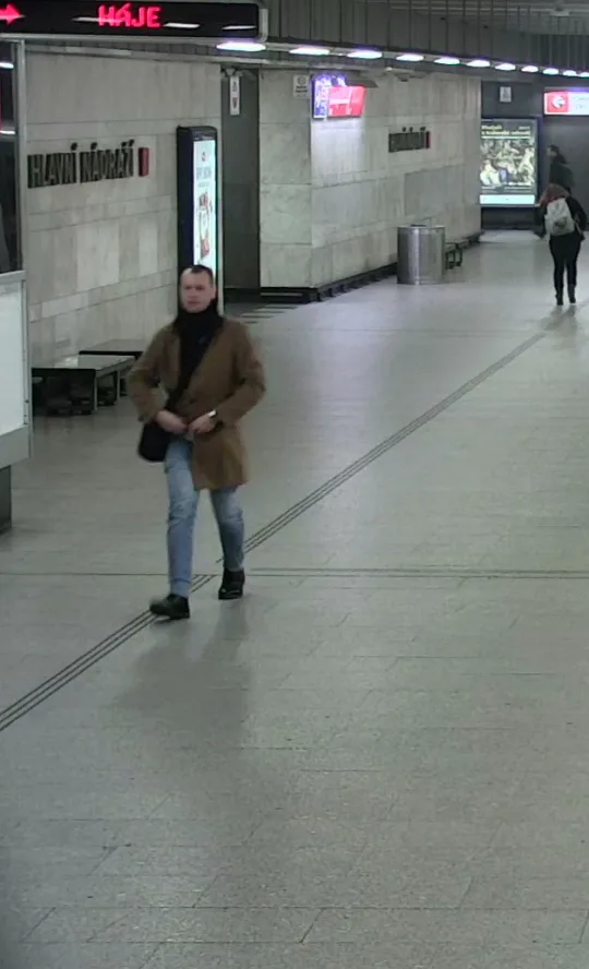 VIDEO: Policie pátrá po muži, který se obnažoval před ženami v metru