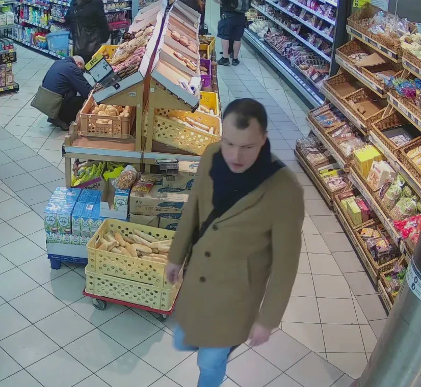 VIDEO: Policie pátrá po muži, který se obnažoval před ženami v metru