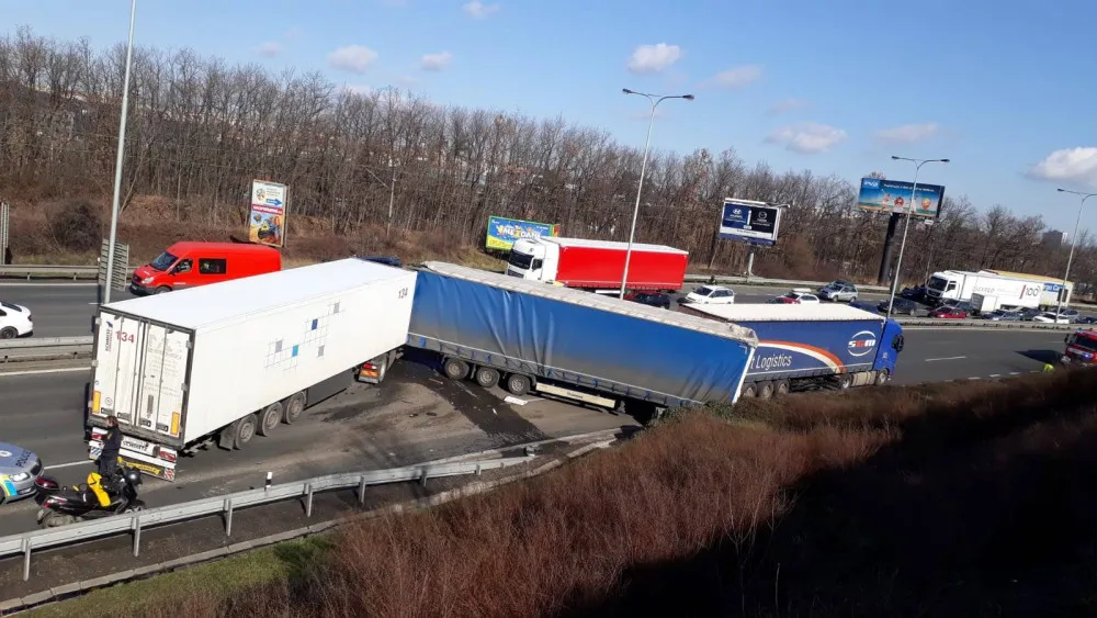 VIDEO: Hromadná nehoda tří kamionů zablokovala Jižní spojku. Několik osob se zranilo