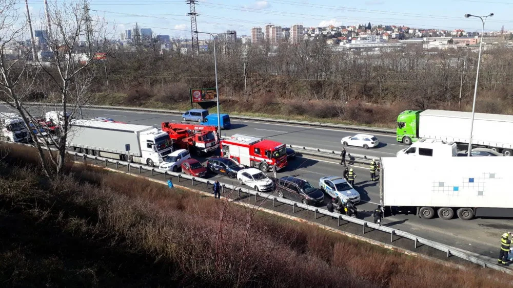 VIDEO: Hromadná nehoda tří kamionů zablokovala Jižní spojku. Několik osob se zranilo