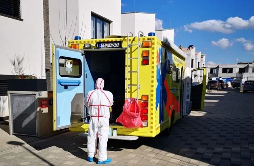 Speciální sanitka vyjela v Praze pro první vzorky od pacientů s podezřením na koronavirus.