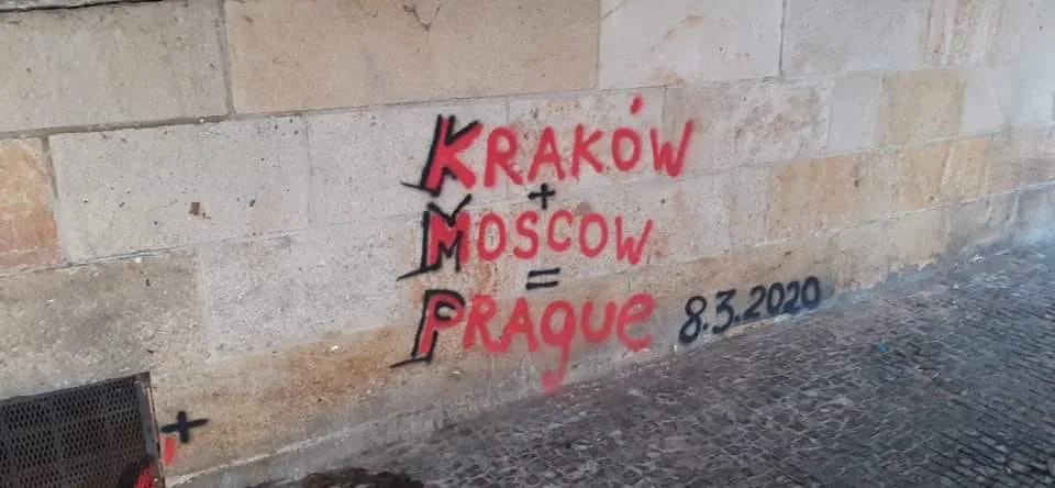 Karlův most znovu posprejoval neznámý vandal.