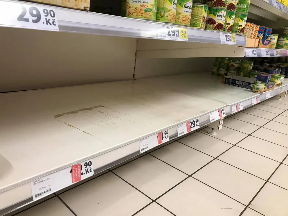 Nákupní centra v Praze jsou skoro prázdná, kromě supermarketů.