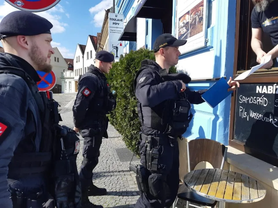 Policisté kontrolují uzavřené obchody. Za porušení nařízení hrozí vysoké pokuty.