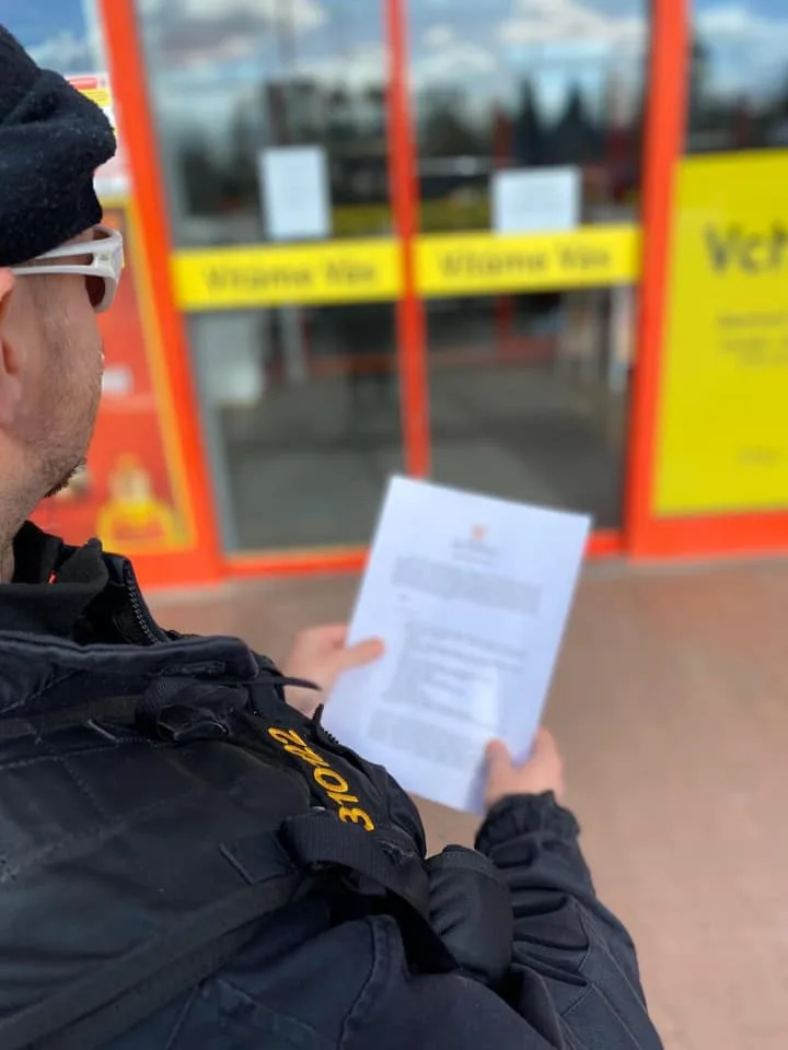 Policisté kontrolují uzavřené obchody. Za porušení nařízení hrozí vysoké pokuty.