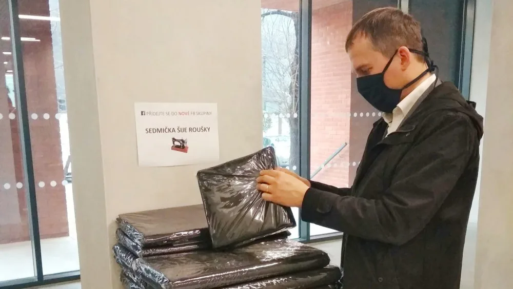 Na radnici Prahy 7 rozdávají dobrovolníci zdarma materiál na šití roušek