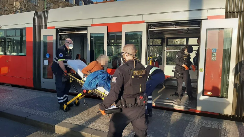 Muž ohrožoval cestující v tramvaji nožem, policisté ho postřelili do stehna