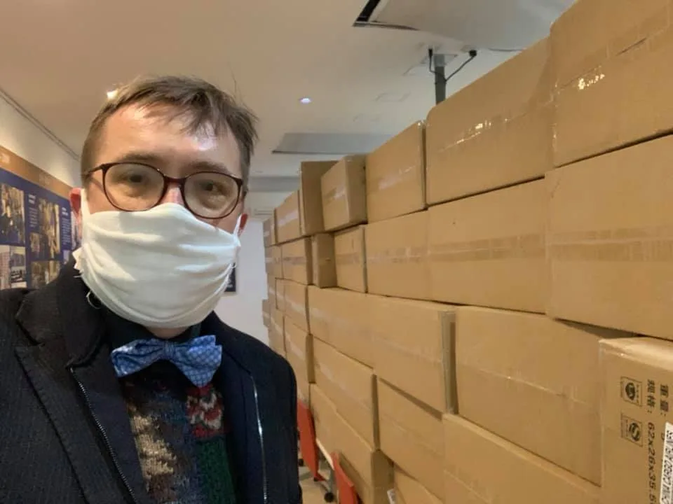Zubaři kritizují vládu. První zásilka respirátorů se k nim dostala až dnes v noci.