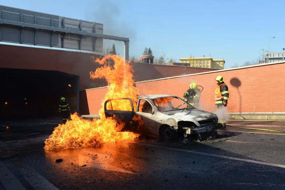 FOTO: Požár auta dnes dopoledne uzavřel část tunelu Blanka