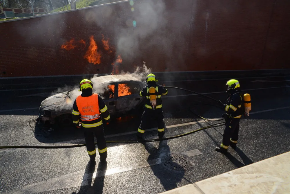 FOTO: Požár auta dnes dopoledne uzavřel část tunelu Blanka