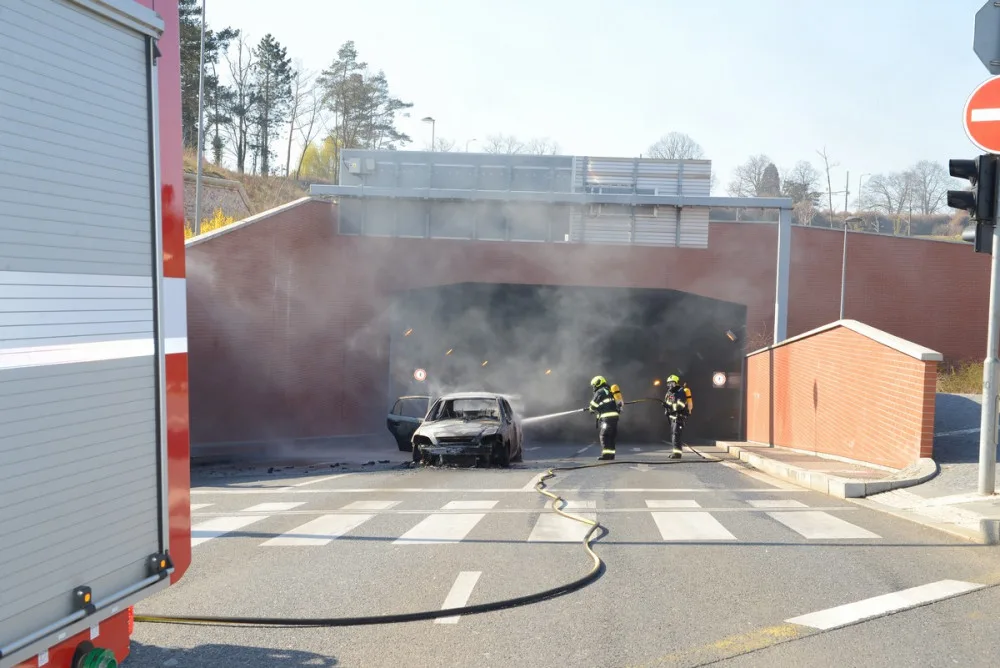 FOTO: Požár auta dnes dopoledne uzavřel část tunelu Blanka