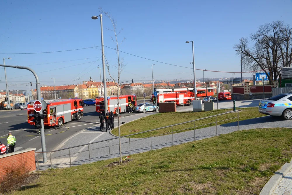 FOTO: Požár auta dnes dopoledne uzavřel část tunelu Blanka