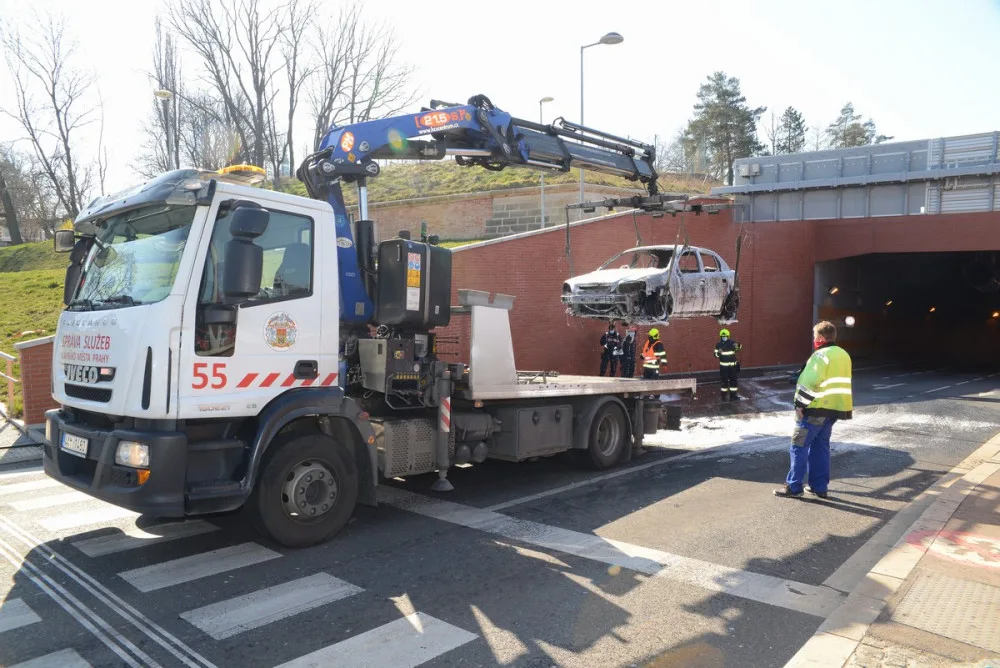 FOTO: Požár auta dnes dopoledne uzavřel část tunelu Blanka