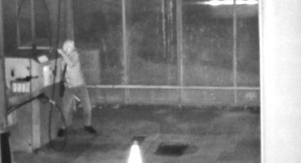 VIDEO: Muž se vloupal do pokladny u myčky aut. Pátrá po něm policie