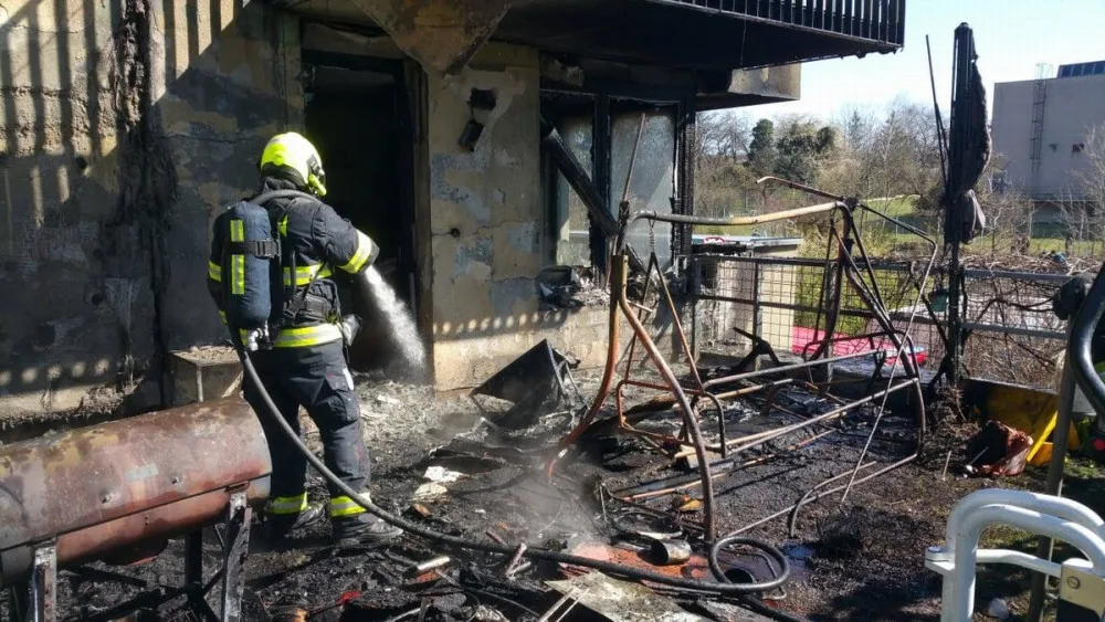 FOTO: V obytném domě v Praze 9 hořel byt. Hasiči evakuovali dvacet osob