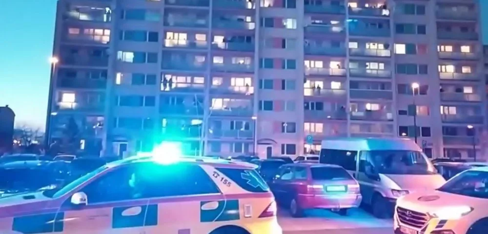 VIDEO: Lidé v Letňanech tleskali policii a záchranářům. Ti na oplátku rozhoukali majáky