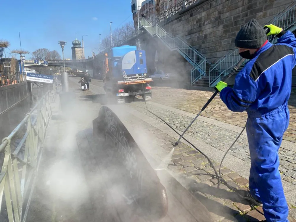 FOTO: Začala dezinfekce pražských náplavek