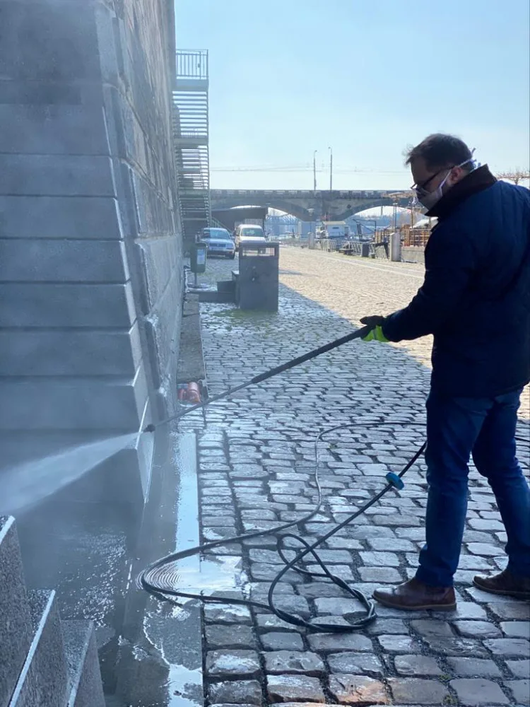 FOTO: Začala dezinfekce pražských náplavek