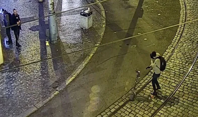 VIDEO: Policie pátrá po muži, který na Andělu hodil lahev vodky do obličeje projíždějícímu muži