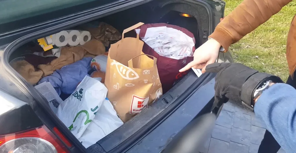 VIDEO: Muži v Praze prodávali filtry i za tisíc korun za kus. Kriminalisté je chytili přímo při činu